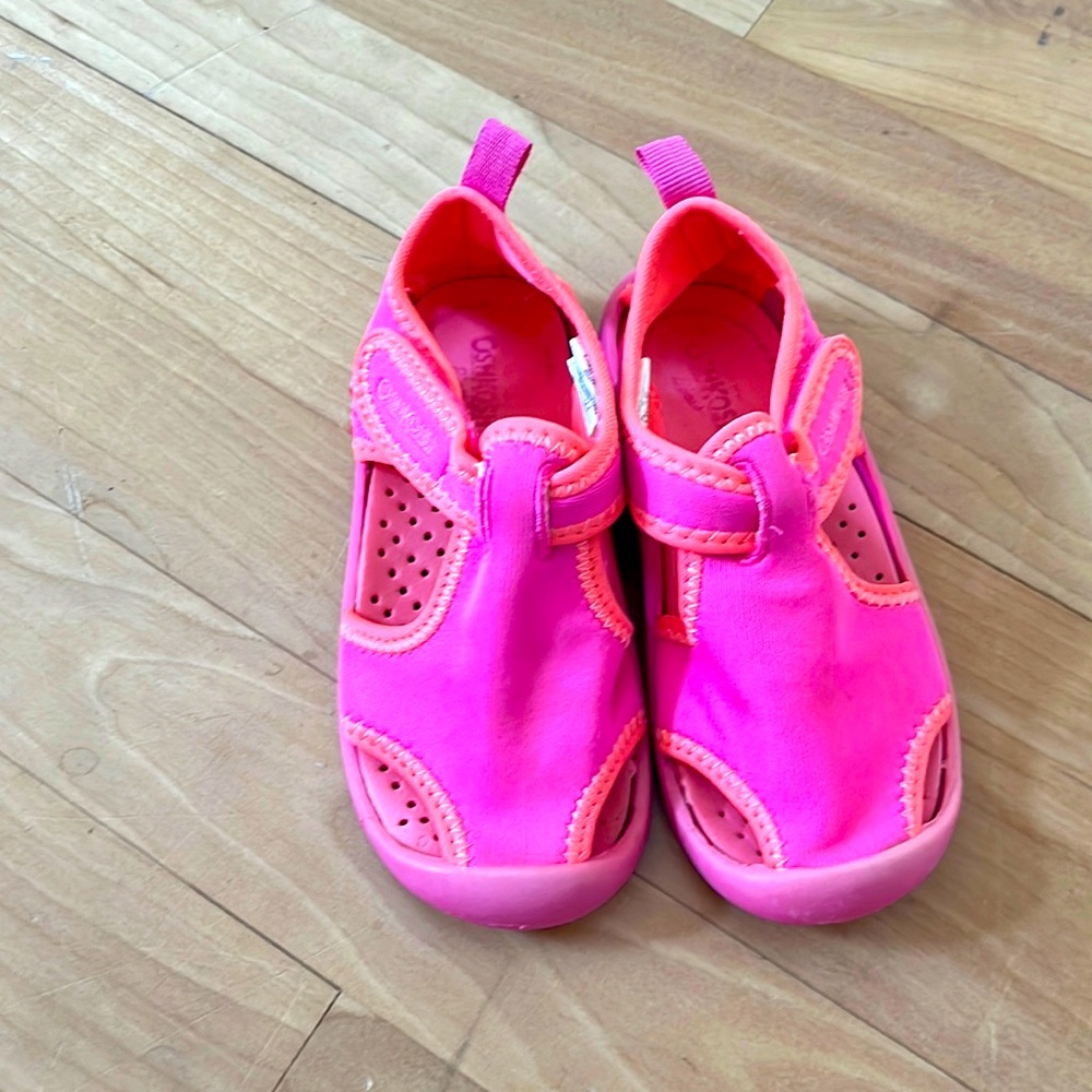 GUC Girls (size 8) Oshkosh Water Shoes
